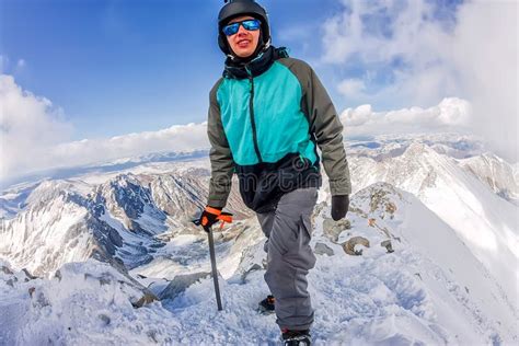 Alpinista Do Homem Do Retrato Nas Montanhas Nevados Vestindo Um