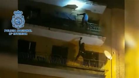 Detenido un hombre que agredió a su expareja e intentó arrojarse por