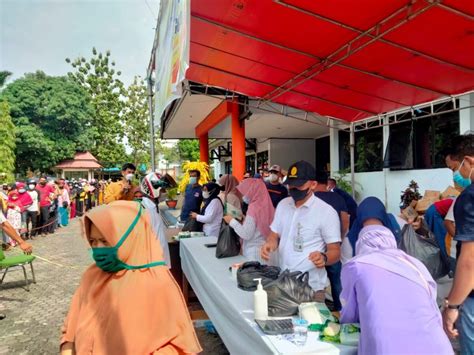 Pasar Murah Bulog Sultra 5 000 Bungkus Minyak Goreng Ludes Diserbu