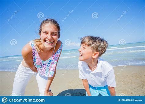 Les Enfants Adorables Ont L Amusement Sur La Plage Photo Stock Image