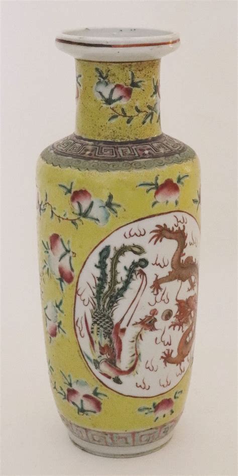 Petit vase rouleau en porcelaine émaillée polychrome dans les tons de