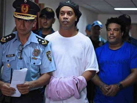 Ronaldinho Ga Cho Completa Meses De Pris O R Dio Onda Positiva Fm