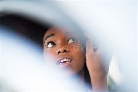 Mujer Que Hace Maquillaje Mientras Que Conduce El Coche Foto De Archivo