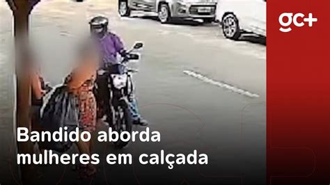 Bandido De Moto Rouba Duas Mulheres Que Conversavam Em Cal Ada Youtube