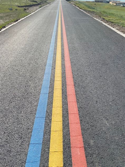 This road has 3 different colored lines : r/mildlyinteresting