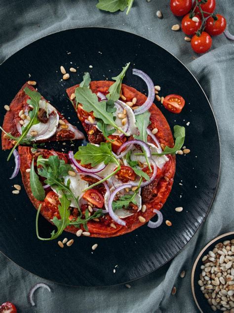 Tortilla Pizza Met Geitenkaas Rucola En Zongedroogde Tomaatjes