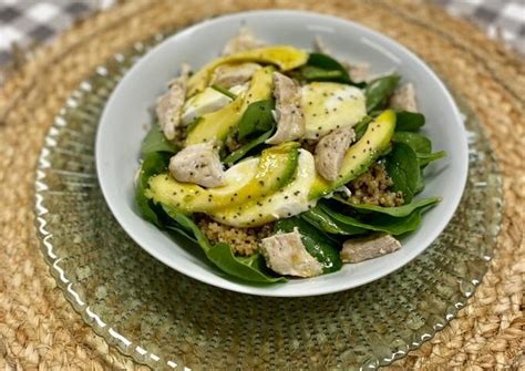 Ensalada de quinoa mozzarella y pollo con aliño de miel y mostaza