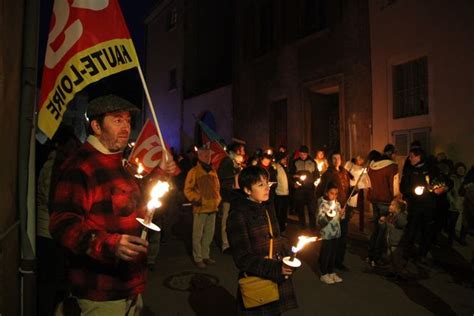 Près de 200 personnes défilent à Brioude à la lueur des flambeaux