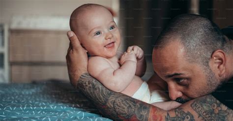 Père Barbu Tatoué Jouant Avec Son Fils En Couches à La Maison Photo Nouveau Née Photo Sur Unsplash