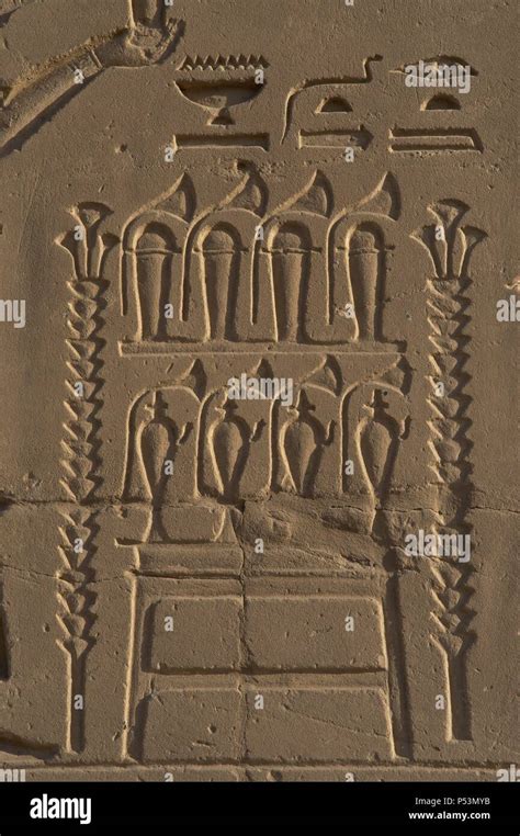 El Arte Egipcio Complejo Del Templo De Karnak Socorro Representando Un