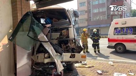 貨車煞車失靈！駕駛憂釀傷亡 車頭一偏撞進養生館 Tvbs Line Today