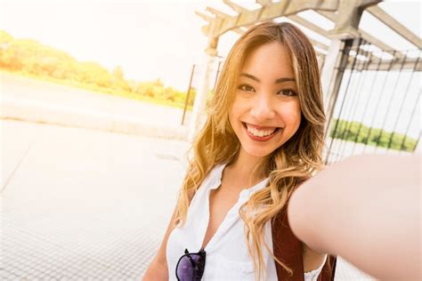 Retrato De Um Sorrindo Mulher Jovem Levando Auto Retrato Foto