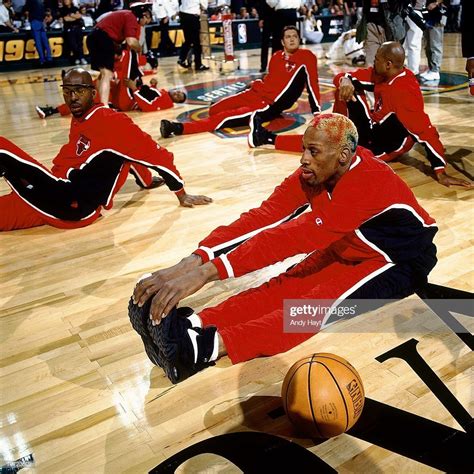 Fotografia De Not Cias Dennis Rodman Of The Chicago Bulls Stretches