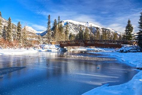 Le Pont De Bois Sur La Glace De La Rivière Gelée Dans Le Canmore Canada