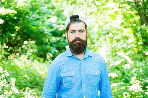 Hombre Guapo Barbudo En Un Bosque Soleado Unido Con El Medio Ambiente