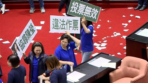 控游錫堃作弊！藍綠委再爆衝突 圈票處遭踹飛｜東森新聞：新聞在哪 東森就在哪裡