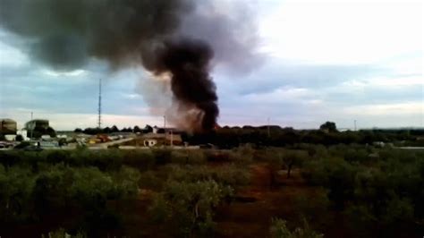 Video Fumo Nero E Fiamme Nel Campo Rom Di Japigia Vigili Del Fuoco