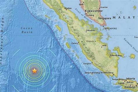 Indonesia Australia Issue Tsunami Warning After Magnitude Quake