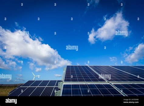 Sonnenkollektoren Und Windkraftanlagen Im Chelveston Renewable Energy