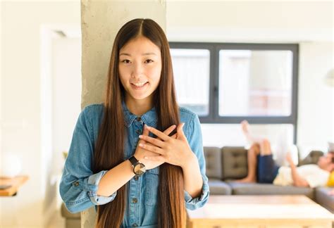 Joven mujer asiática bonita que se siente romántica feliz y enamorada