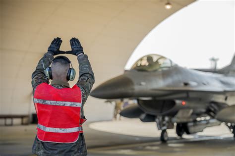 St LRS And ID Conduct First Ever Joint Hot Pit Refueling Seventh Air Force Article Display