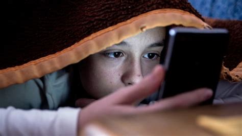 Celular antes de dormir afeta sono hormônios e desenvolvimento