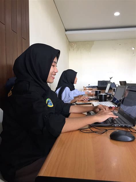 CARA MENJAGA KESEHATAN MATA DI DEPAN KOMPUTER LAPTOP Tempat PKL