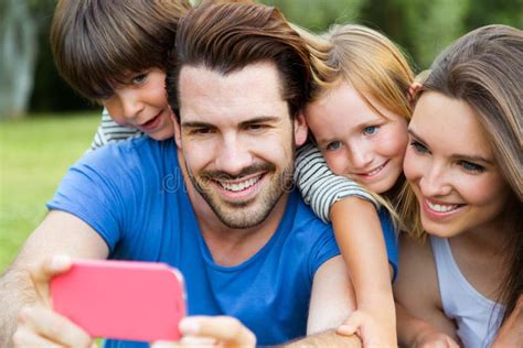 Lycklig Familj Med Minnestavlapc N Som Tar Bilden Arkivfoto Bild Av