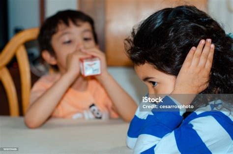 Dua Anak Kecil Minum Dari Kotak Jus Foto Stok Unduh Gambar Sekarang