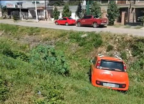 Dejó El Auto En Una Gomería Se Soltó El Freno De Mano Y Lo Encontró En Un Canal