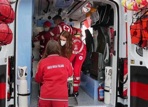 Colpito In Testa Dal Ramo Paura Per Un Operaio