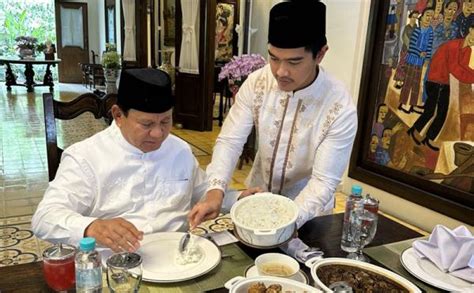 Prabowo Dijamu Makan Siang Di Rumah Jokowi Kaesang Layani Ambilkan Nasi