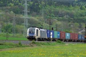 Es 64 U2 020 Unterwegs Mit Einem Containerzug Am 30 04 2010 Von Bebra