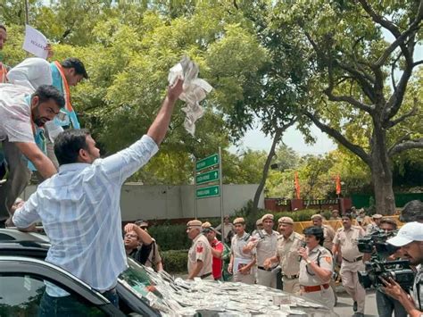 Ugc Net Cancelled Nsui Members Protest Outside Edu Minister S House