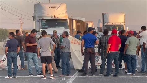 Bloquean obreros de AHMSA carretera 57 El Siglo de Torreón