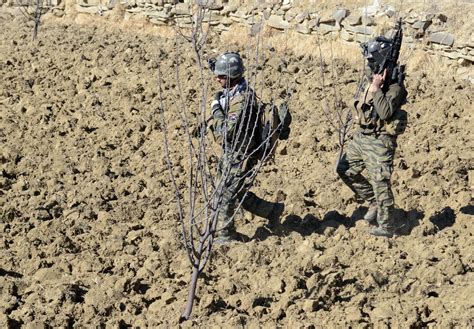 Afghan Security Forces Discuss New Checkpoint After Clearing Operation