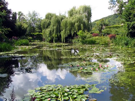 Claude Monet S Pond In Giverny France Pond Giverny Claude Monet