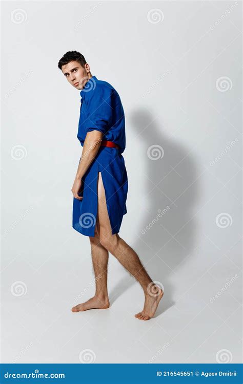 Un Homme En Robe Bleue Un Travesti Sur Un Fond Clair Vêtements Féminins Un Mannequin Gay Image