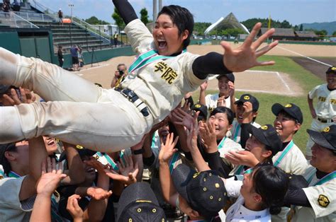 作新学院、逆転サヨナラで初の栄冠 高校女子硬式野球 毎日新聞