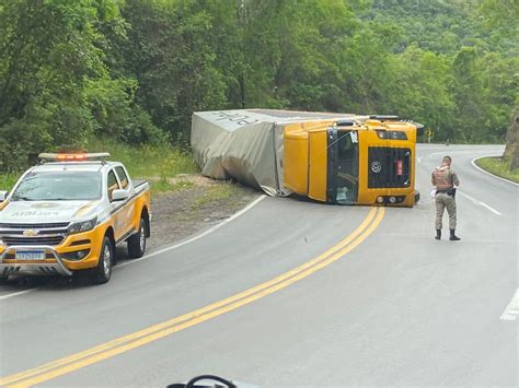 Carreta tomba na Serra das Antas em Flores da Cunha Rádio Solaris