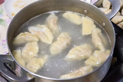 冷凍水餃怎麼煮才不會破皮？他下鍋煮30顆破22顆，專家揭正確煮法「皮q不黏鍋」 風傳媒