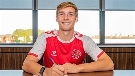 Fleetwood Town sign Lewis Warrington on loan from Everton : r/soccer