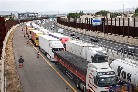 Gravissimo Incidente In Autostrada Muore Una Donna Fino A 11 Km Di