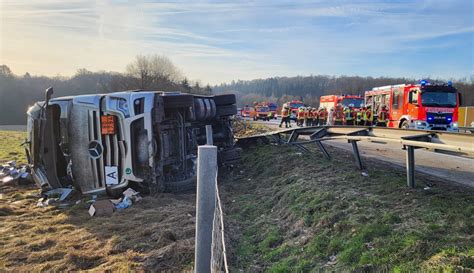 A3 Sattelzug Mit Altbatterien Kippt Um 56Aktuell