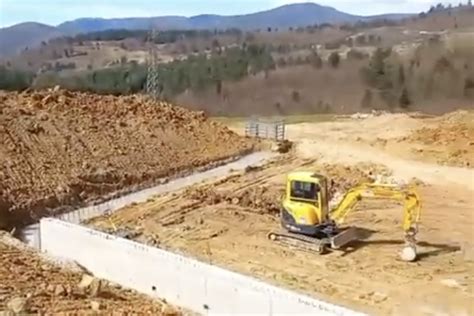 Voditelj Korida O Gradnji Arene Za Borbu Bikova U Ivat Emo U Novom