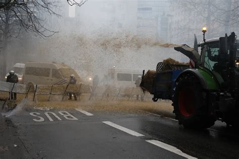 Agricultores Em Protesto Rompem Barreira De Seguran A Das Institui Es