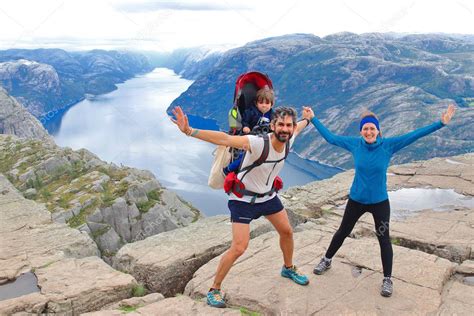 Una alegre pareja y su hijito en la cima del Púlpito Rock Preikestolen