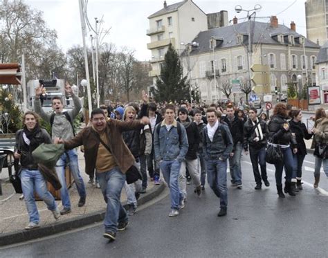 Plus de 350 lycéens du privé dans les rues de Nevers ce matin VIDEO