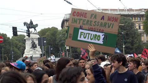 Milano I Fridays For Future Tornano In Piazza Al Grido Di Resistenza