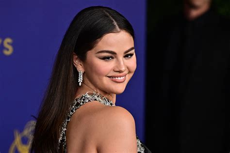 Selena Gomez’s Apple Cider Nails Are the Fall Manicure Trend You Need ...